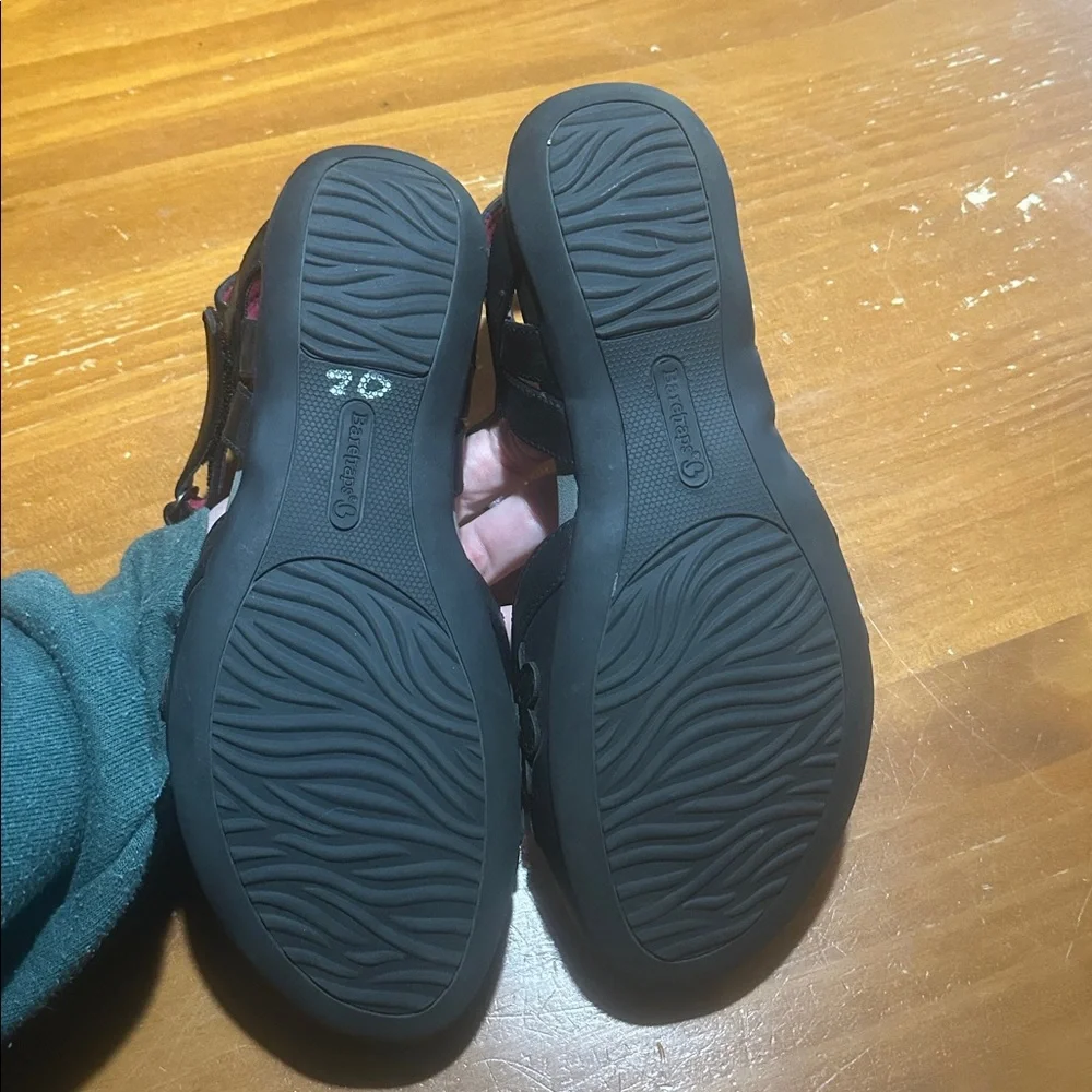 BareTraps Black Sandals with Floral Design - Picture 5 of 7